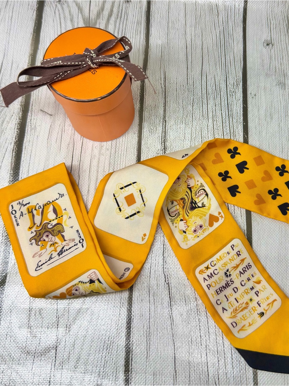 PRE LOVED Hermès "Jeu de Cartes" Twilly Scarf - Picture 2 of 9